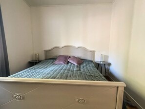 A bed with a headboard, two bedside tables, and two pillows. - 5 Star Holiday Home in Eksjo (Eksjo)