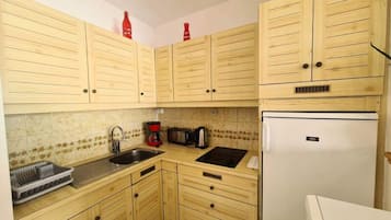 Fridge, microwave, coffee/tea maker, electric kettle