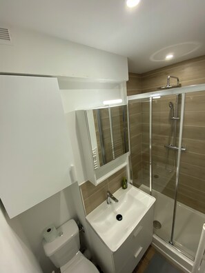 Bruser, håndklæder, Sæbe, Toiletpapir