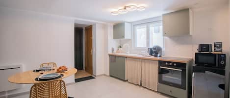 Microondas, horno y placa de cocina