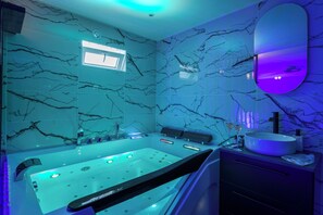 Dusche, Whirlpool, Haartrockner, Handtücher