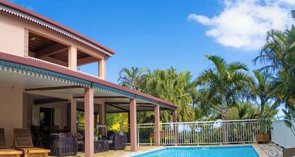 CHALET JAUNE, a 2300m2 park, wifi, parking, swimming pool, kitchen, happiness