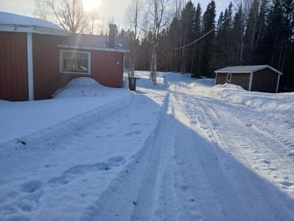 A snow-covered path leading to a building with a red exterior and a window. - 5 Person Holiday Home in Lidsjoberg (Lidsjöberg)