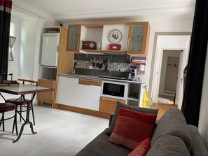 Tv och ett bordtennisbord