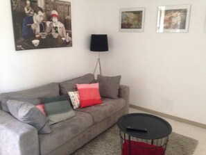 Tv och ett bordtennisbord