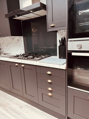 Fridge, microwave, oven, stovetop - Stylish 5-Bed Home, Off-Street Parking, for families, groups, or business stays (Kidderminster)