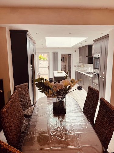 Stylish 5-Bed Home, Off-Street Parking, for families, groups, or business stays