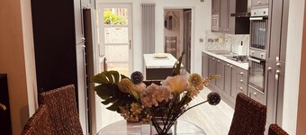 Stylish 5-Bed Home, Off-Street Parking, for families, groups, or business stays