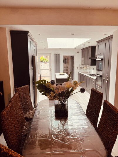 Stylish 5-Bed Home, Off-Street Parking, for families, groups, or business stays