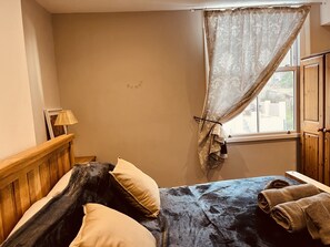 5 bedrooms, iron/ironing board, free WiFi, bed sheets