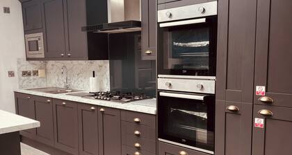 Stylish 5-Bed Home, Off-Street Parking, for families, groups, or business stays