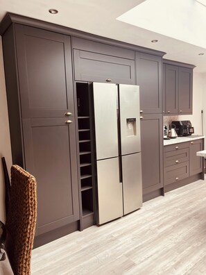 Interior - Stylish 5-Bed Home, Off-Street Parking, for families, groups, or business stays (Kidderminster)