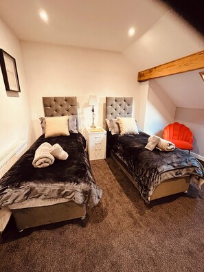 5 bedrooms, iron/ironing board, free WiFi, bed sheets - Stylish 5-Bed Home, Off-Street Parking, for families, groups, or business stays (Kidderminster)