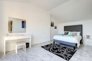 3 chambres, fer et planche à repasser, Wi-Fi, draps fournis