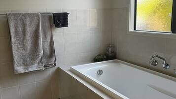 Doccia, asciugacapelli, asciugamani, sapone