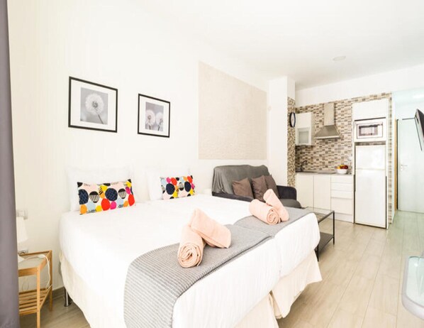 Planxa i posts de planxar i roba de llit 