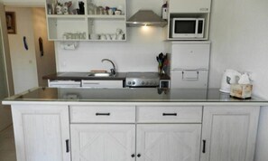 Oven, dishwasher, cookware/dishes/utensils