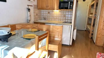 Fridge, microwave, dishwasher, cookware/dishes/utensils