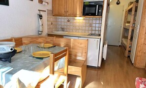 Een koelkast, een microgolfoven, een vaatwasser