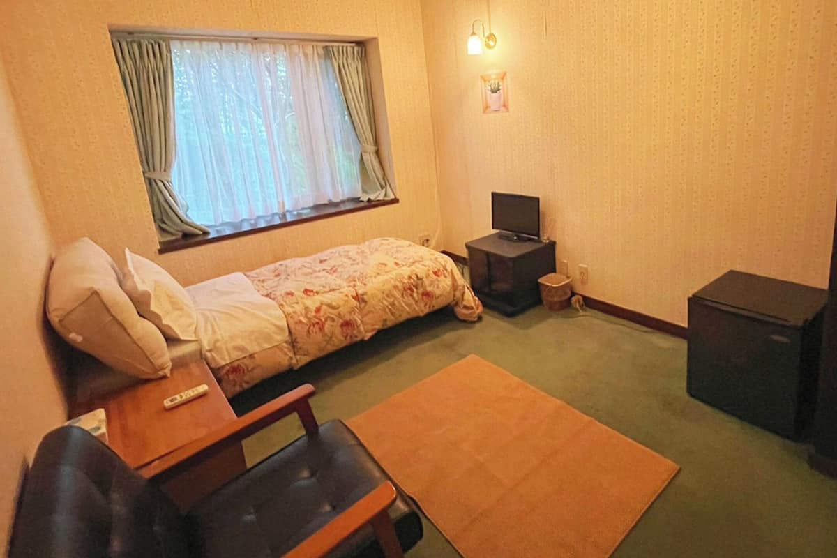 Single Room | Free WiFi, bed sheets