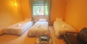 Eenvoudige driepersoonskamer | Gratis wifi, beddengoed