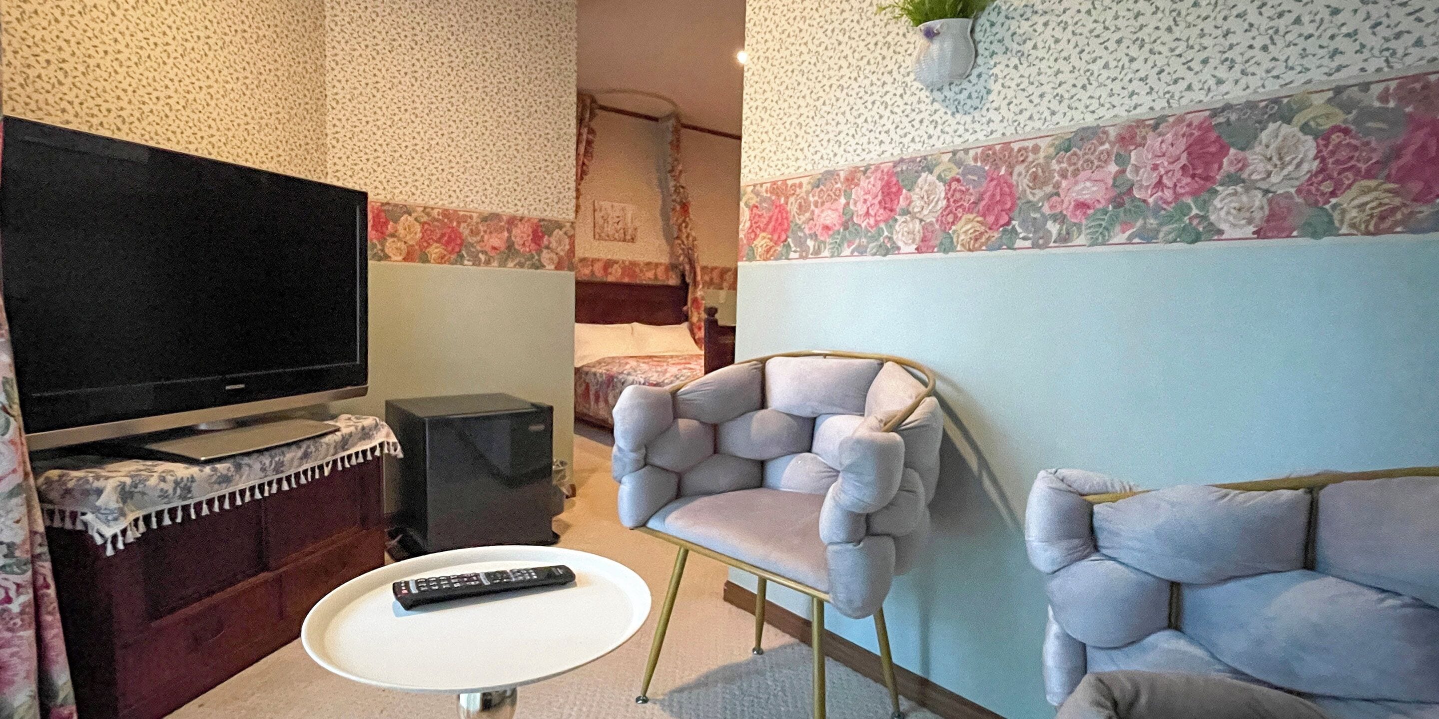 Free WiFi, bed sheets