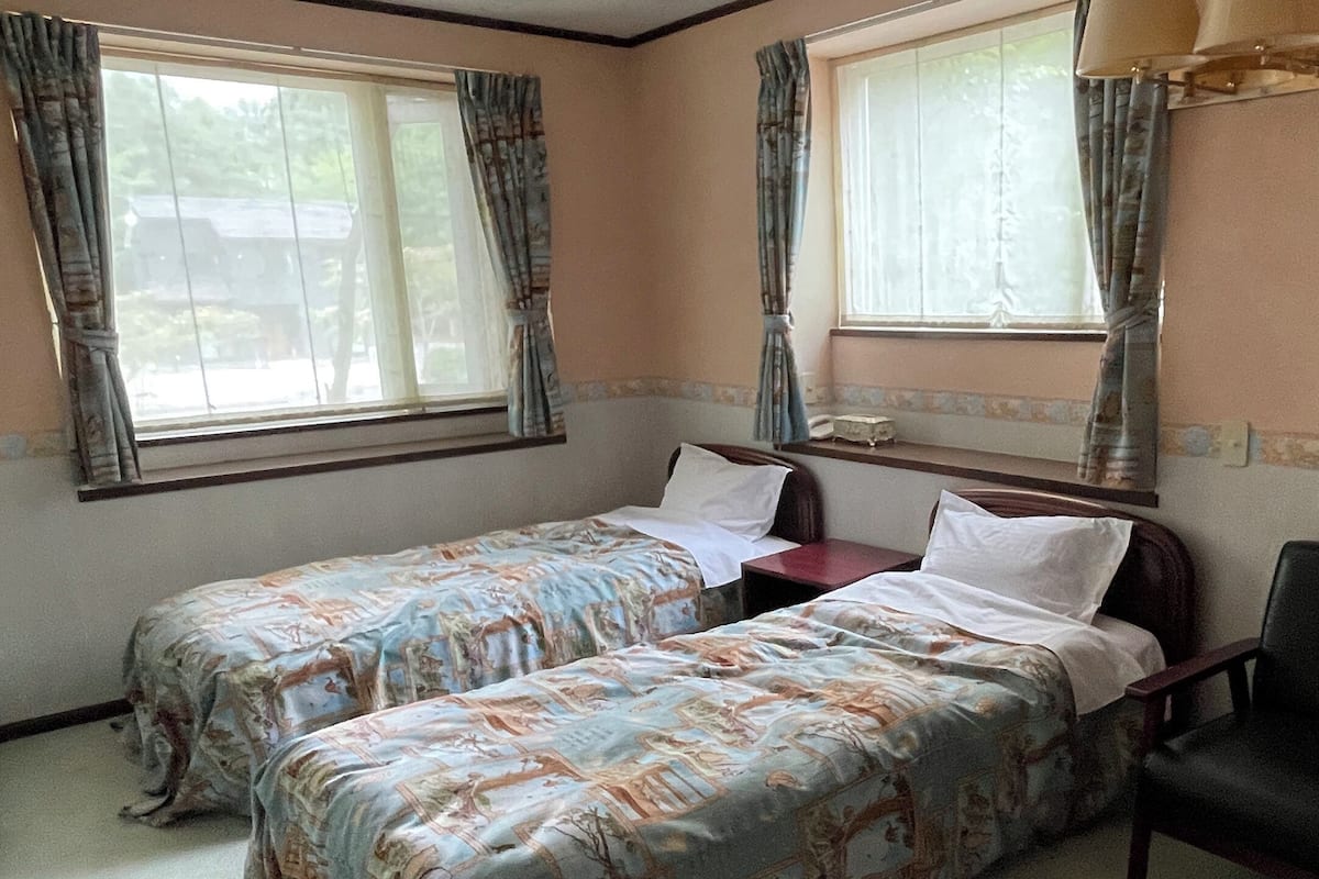 Basic Twin Room | Free WiFi, bed sheets