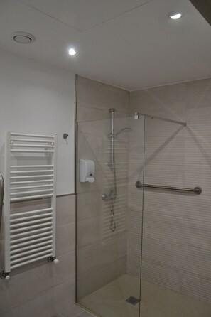 Een douche, een haardroger, handdoeken, zeep