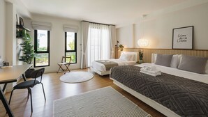 Une chambre à coucher moderne avec un lit, un bureau et une chaise. Il y a une fenêtre avec des rideaux, une plante et une citation encadrée accrochée au mur.