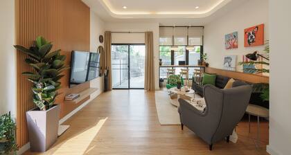 Stylish Modern 4BR Home, 7bed, 200m BTS PhraKhanong, 10min ThongLo