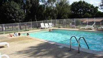 Kolam renang outdoor dan sebuah kolam renang air hangat