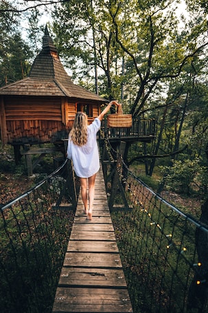 Property grounds. Tree house with private Jacuzzi - Aristoloche