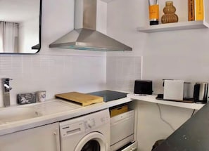Réfrigérateur, micro-ondes, four, plaque de cuisson
