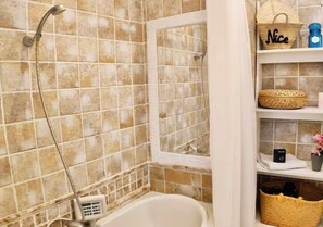 Hårtørrer, håndklæder, Sæbe, Toiletpapir