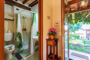 Articles de toilette (gratuits), séchoir à cheveux, serviettes fournies