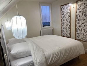 2 bedrooms, iron/ironing board, WiFi, bed sheets