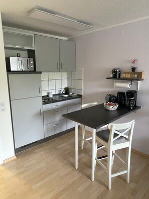 Kühlschrank, Mikrowelle, Herdplatte, Wasserkocher mit Kaffee-/Teezubehör