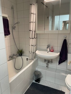 Hiustenkuivaaja, pyyhkeet, saippua, vessapaperi