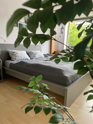 1 slaapkamer, een bureau, een strijkplank/strijkijzer, gratis wifi