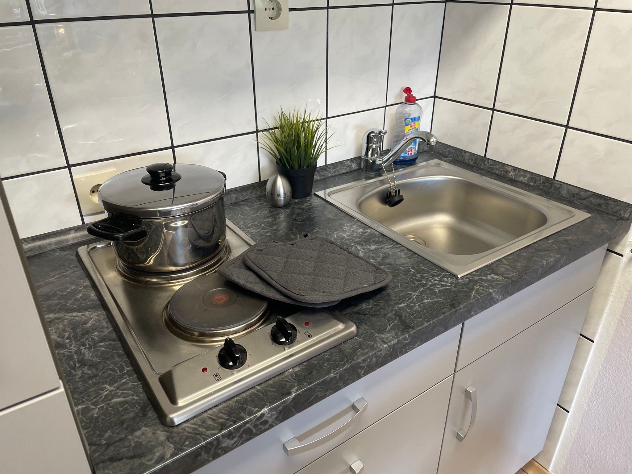 Réfrigérateur, micro-ondes, plaque de cuisson, cafetière/bouilloire