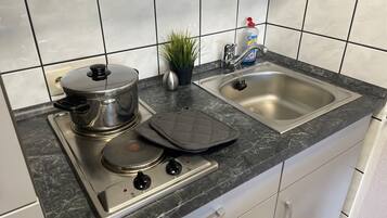 Kühlschrank, Mikrowelle, Herdplatte, Wasserkocher mit Kaffee-/Teezubehör