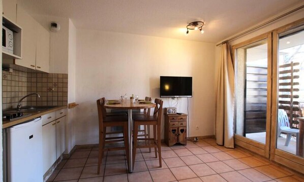 Fridge, microwave, coffee/tea maker, cookware/dishes/utensils