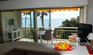 Outdoor dining - Cozy Balcony Spot Near the Sea (Cannes)