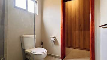 Deluxe Single Room, Garden View | Bathroom | Shower, free toiletries, towels, soap
