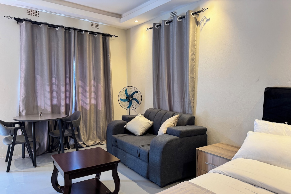 Deluxe Studio Suite, Ensuite, Garden View | Desk, laptop workspace, WiFi (free), individually furnished