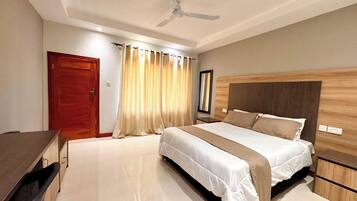 Enkeltrom – deluxe, hageutsikt | Skrivebord, skrivebord for bærbar PC og wi-fi (inkludert)