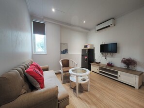 Deluxe Studio Suite, 1 Queen Bed, Kitchenette, City View