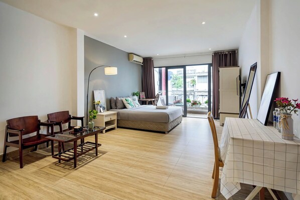 Premier-Studio, 1 Queen-Bett, Balkon | Hochwertige Bettwaren, Betten mit Memory-Foam-Matratzen, Schreibtisch
