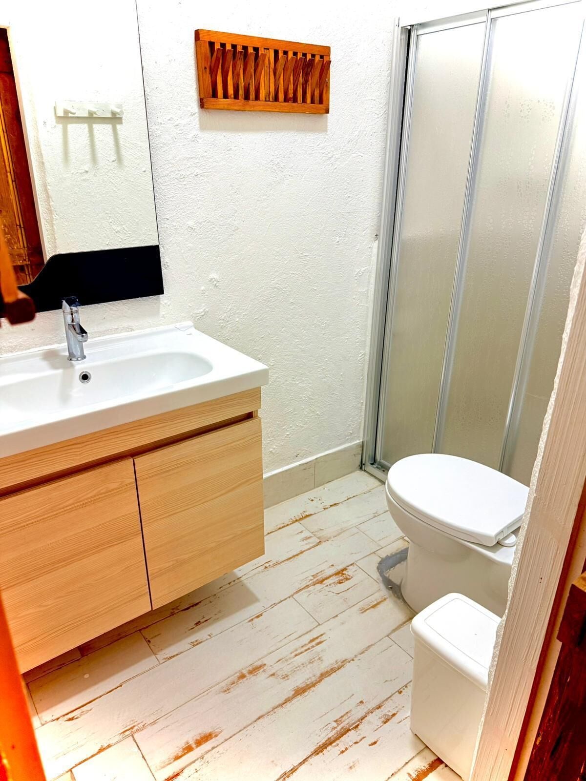 Sèche-cheveux, chaussons, savon, shampoing