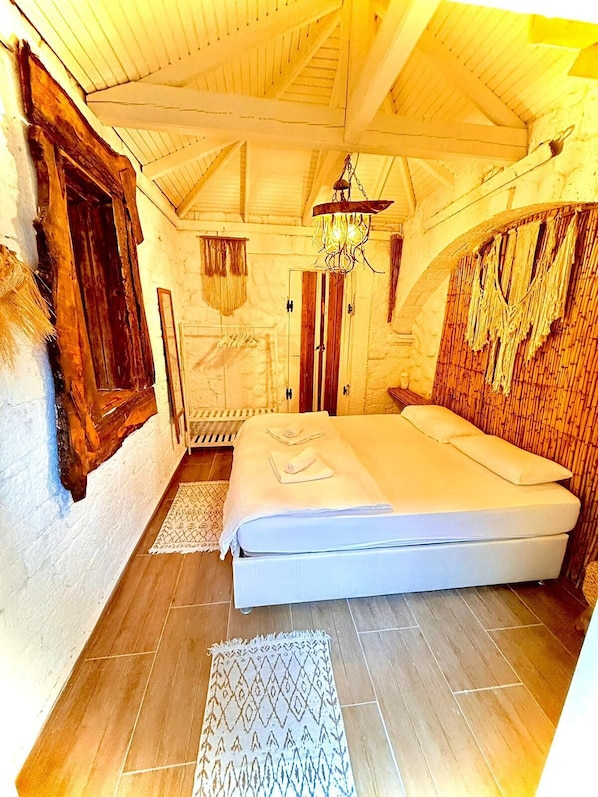 Habitación estándar | Ropa de cama de alta calidad y decoración personalizada